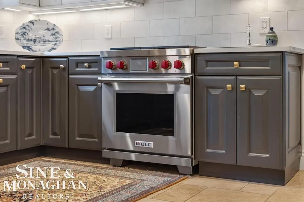 22 Windemere Place Grosse Pointe Farms City MI 48236