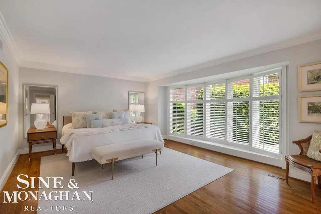 22 Windemere Place Grosse Pointe Farms City MI 48236