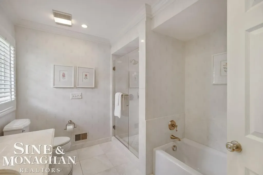 22 Windemere Place Grosse Pointe Farms City MI 48236