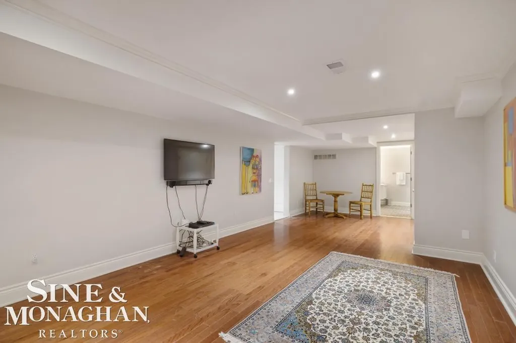 22 Windemere Place Grosse Pointe Farms City MI 48236