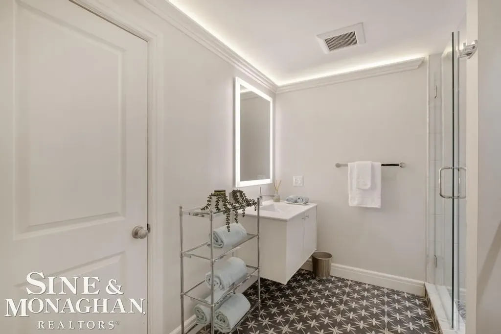 22 Windemere Place Grosse Pointe Farms City MI 48236