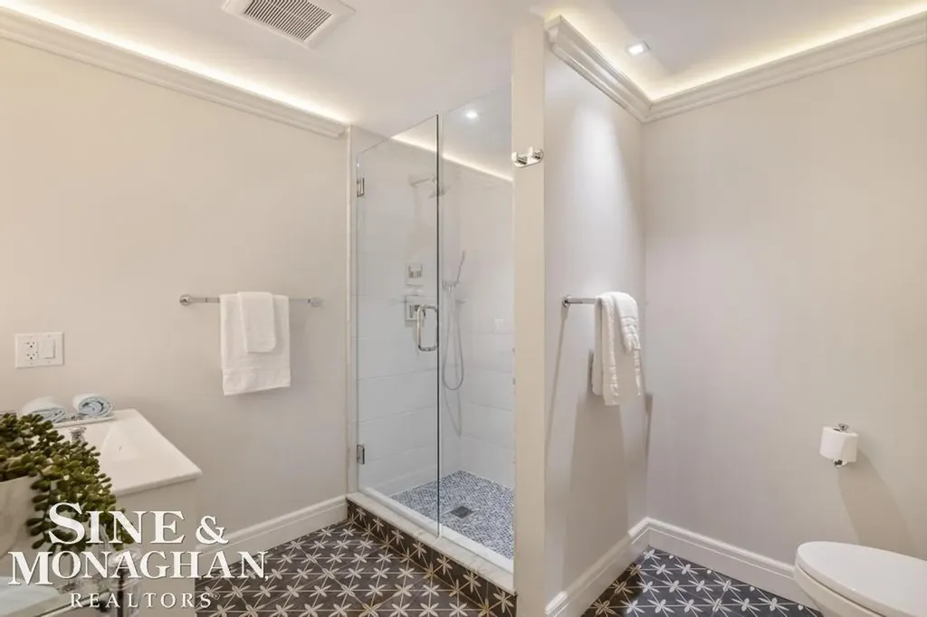 22 Windemere Place Grosse Pointe Farms City MI 48236