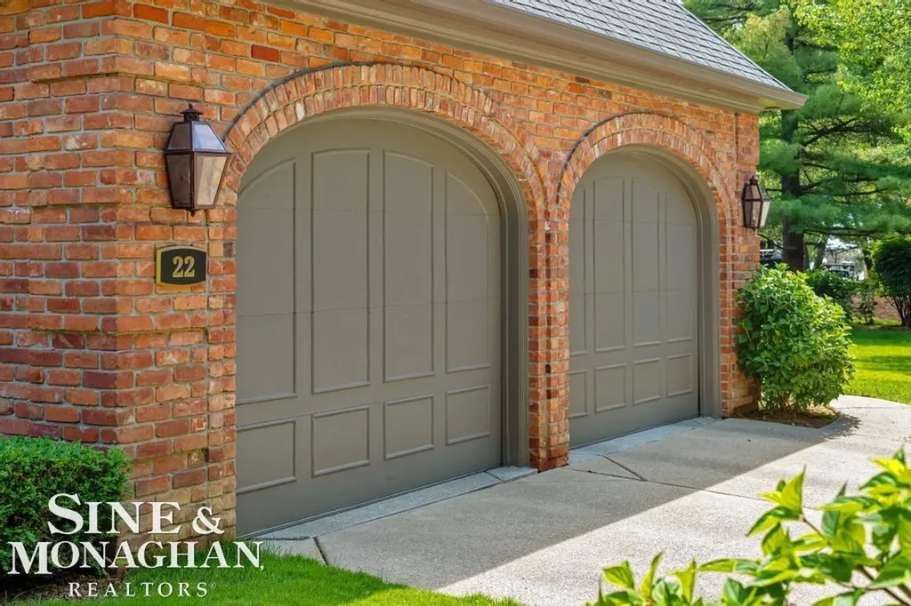 22 Windemere Place Grosse Pointe Farms City MI 48236