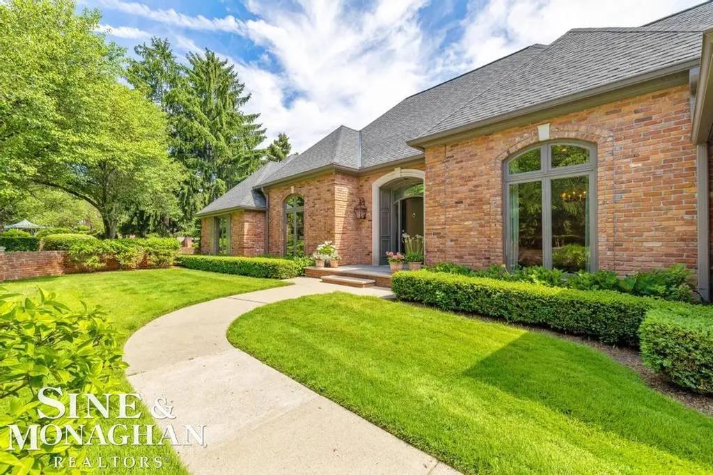 22 Windemere Place Grosse Pointe Farms City MI 48236