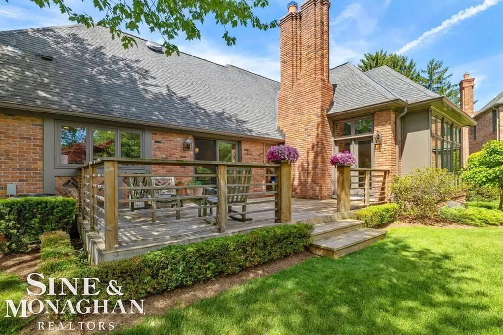 22 Windemere Place Grosse Pointe Farms City MI 48236