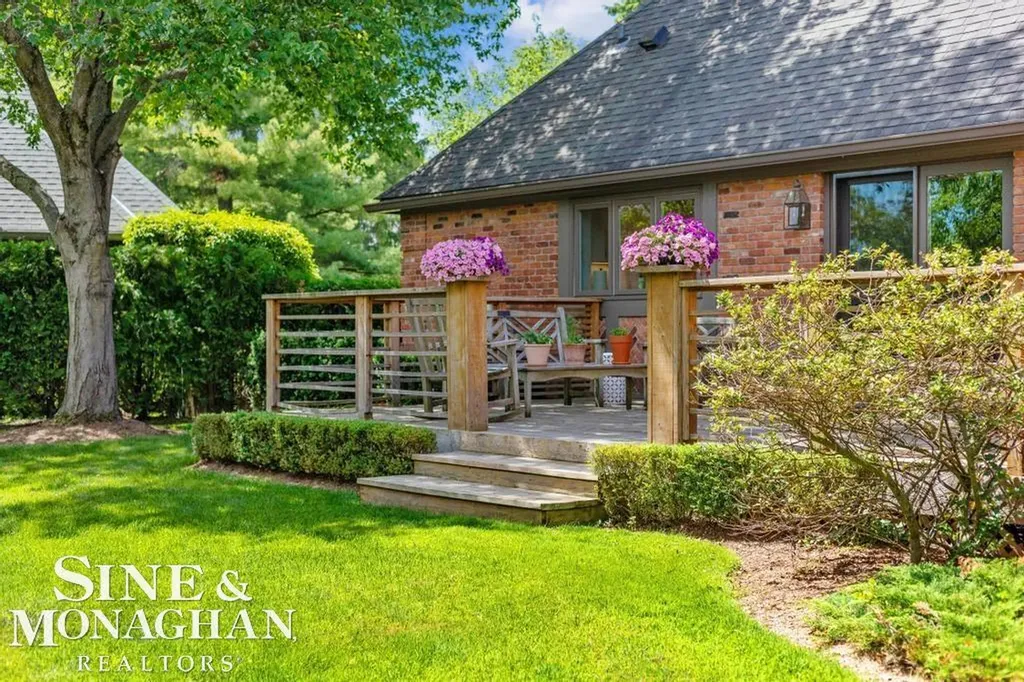 22 Windemere Place Grosse Pointe Farms City MI 48236
