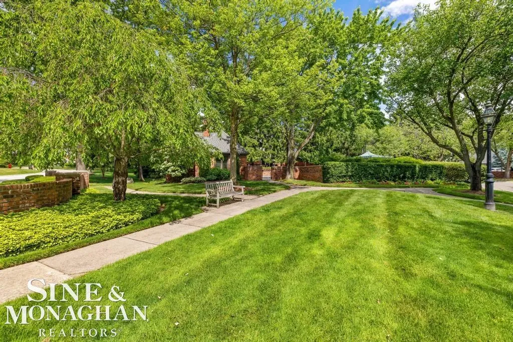 22 Windemere Place Grosse Pointe Farms City MI 48236