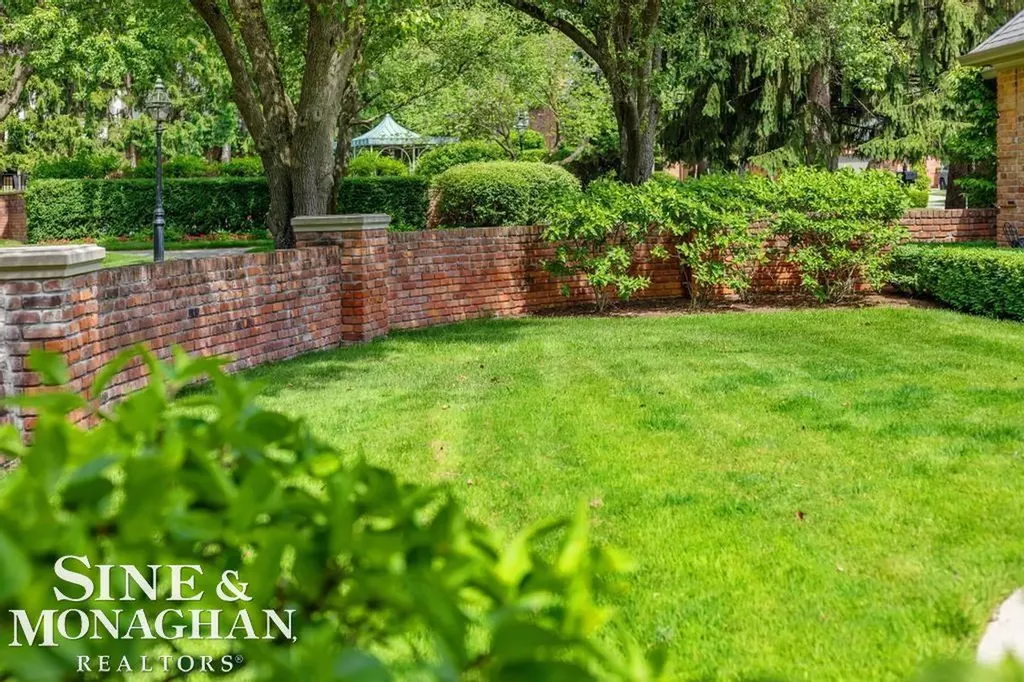 22 Windemere Place Grosse Pointe Farms City MI 48236