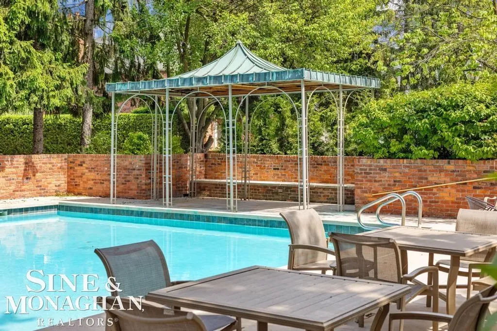 22 Windemere Place Grosse Pointe Farms City MI 48236