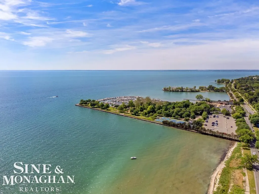 22 Windemere Place Grosse Pointe Farms City MI 48236