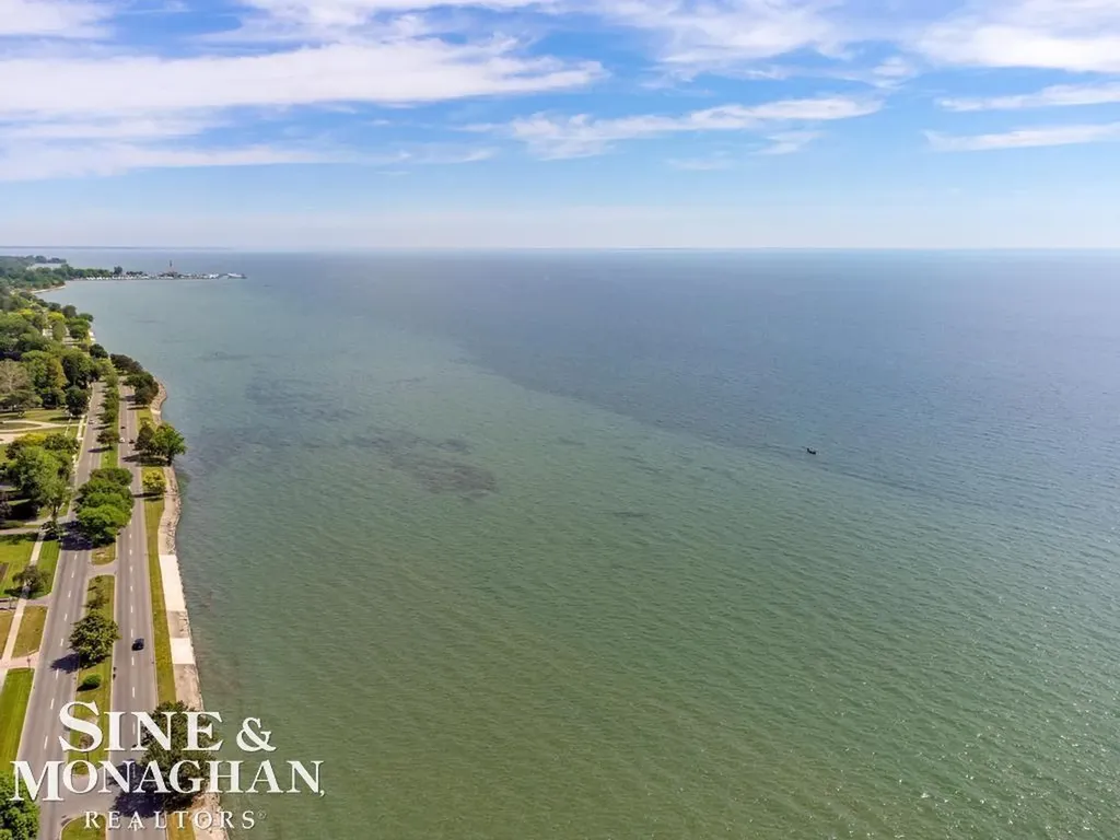 22 Windemere Place Grosse Pointe Farms City MI 48236