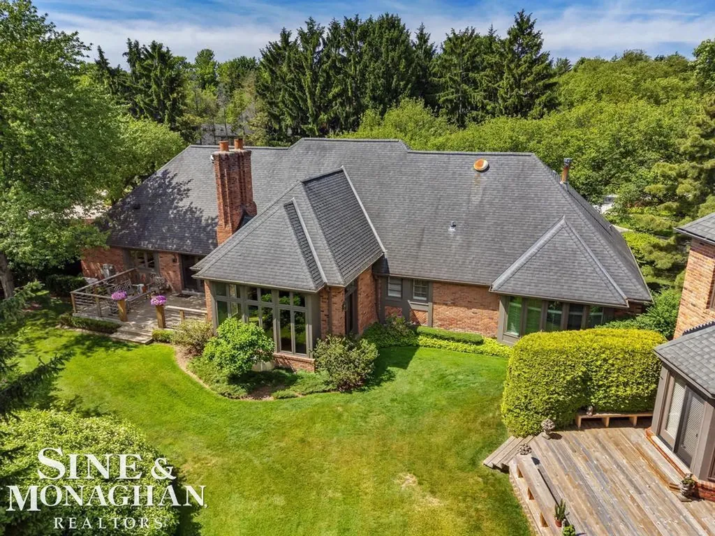 22 Windemere Place Grosse Pointe Farms City MI 48236