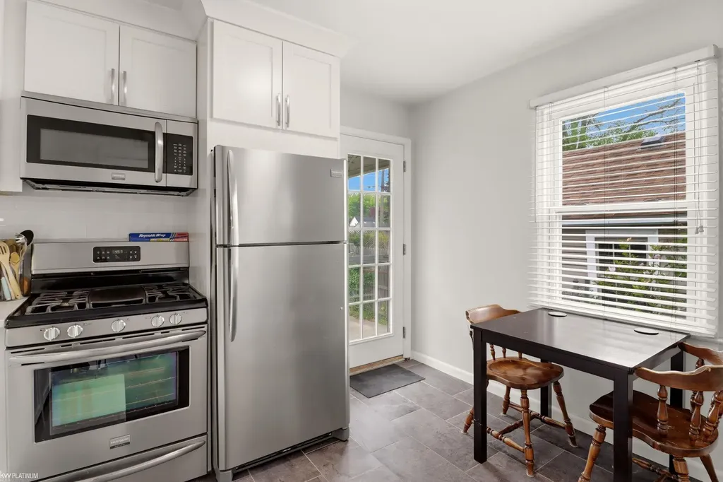 2223 Ridgemont Street Grosse Pointe Woods City MI 48236
