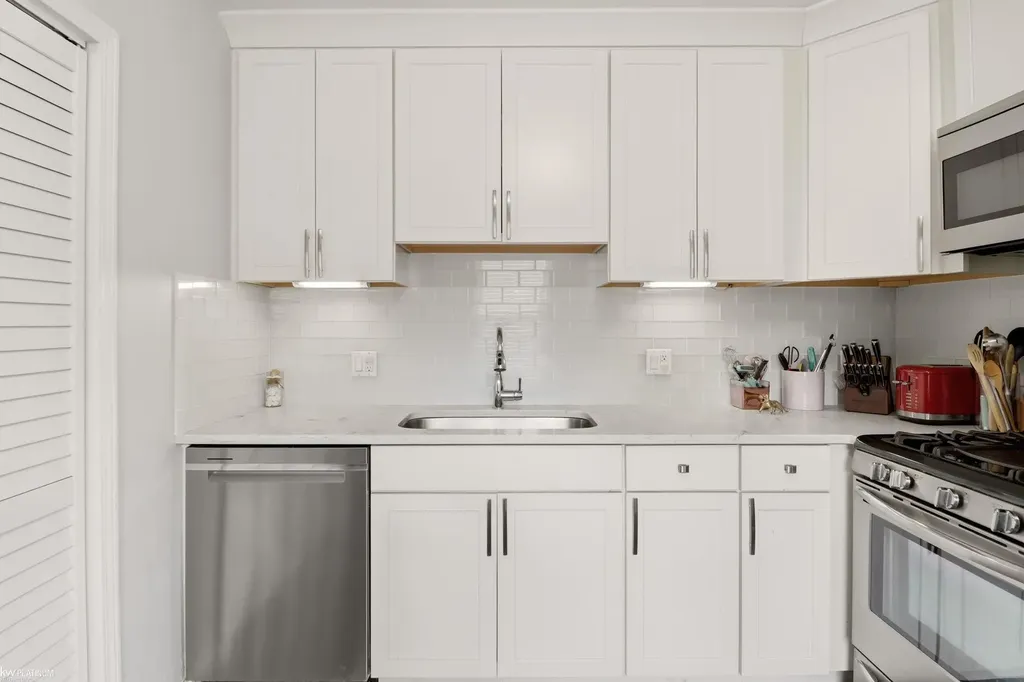 2223 Ridgemont Street Grosse Pointe Woods City MI 48236