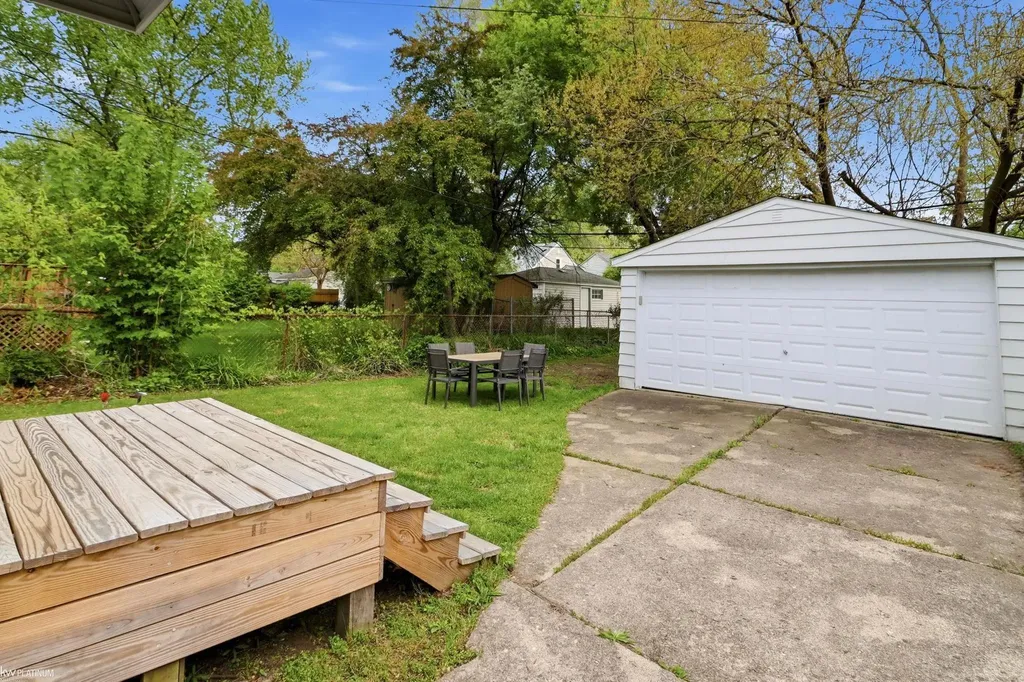 2223 Ridgemont Street Grosse Pointe Woods City MI 48236