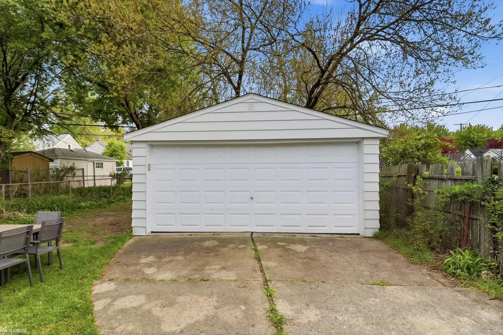 2223 Ridgemont Street Grosse Pointe Woods City MI 48236