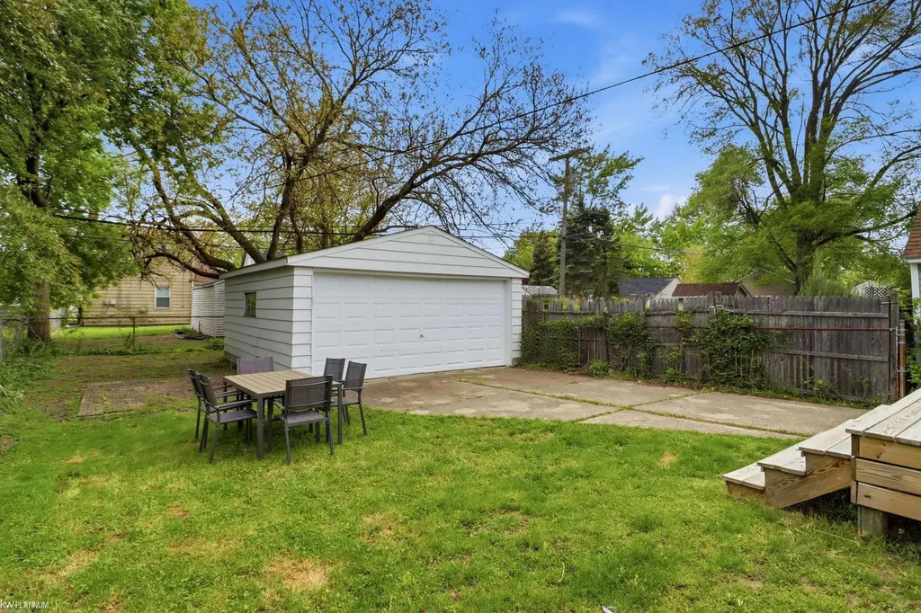 2223 Ridgemont Street Grosse Pointe Woods City MI 48236