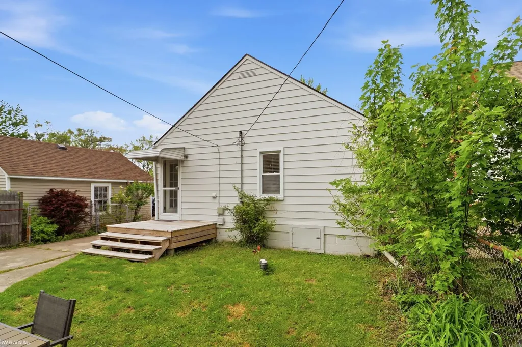 2223 Ridgemont Street Grosse Pointe Woods City MI 48236