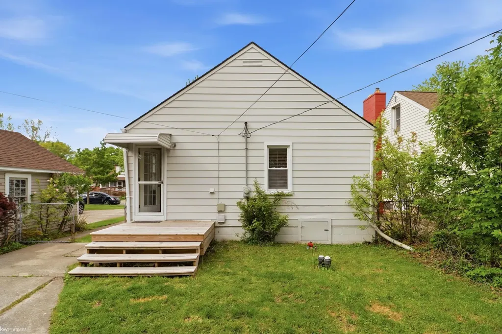 2223 Ridgemont Street Grosse Pointe Woods City MI 48236