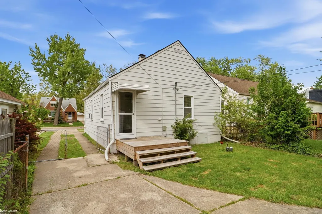 2223 Ridgemont Street Grosse Pointe Woods City MI 48236