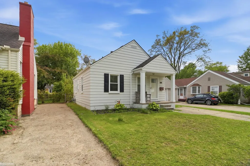 2223 Ridgemont Street Grosse Pointe Woods City MI 48236