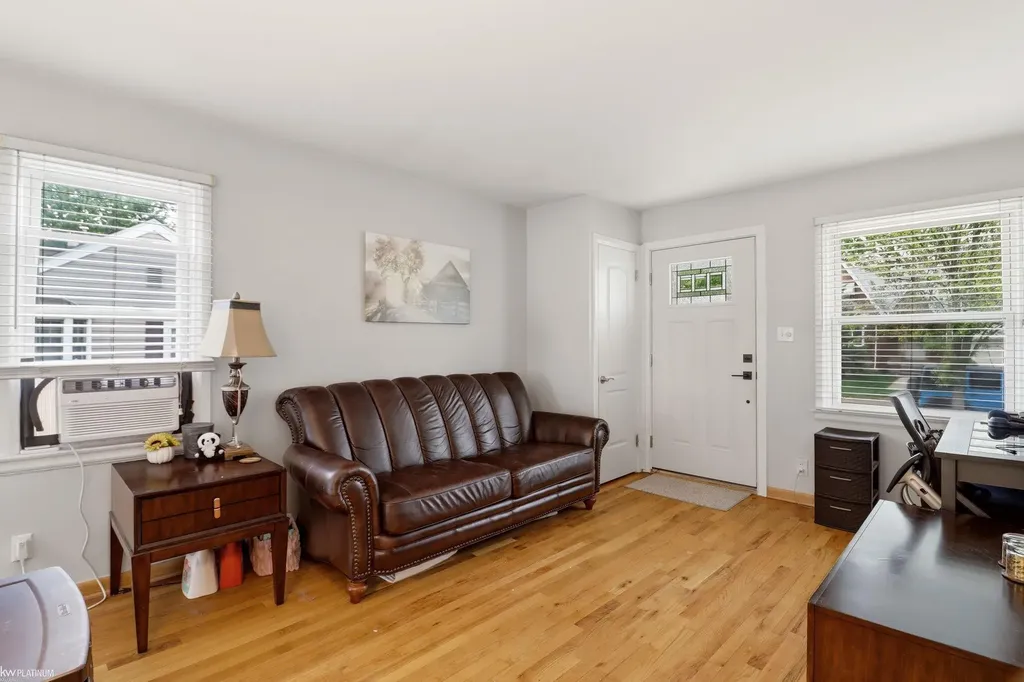 2223 Ridgemont Street Grosse Pointe Woods City MI 48236