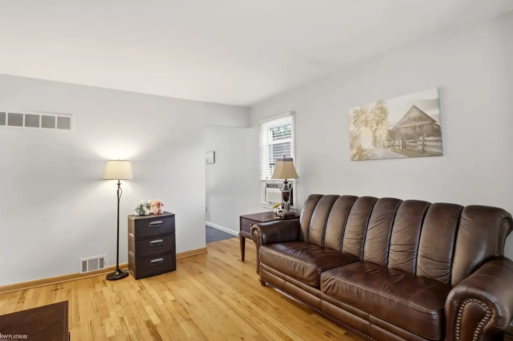 2223 Ridgemont Street Grosse Pointe Woods City MI 48236