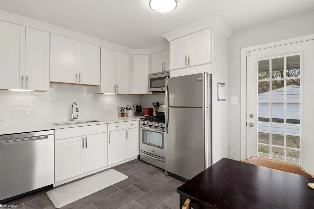 2223 Ridgemont Street Grosse Pointe Woods City MI 48236