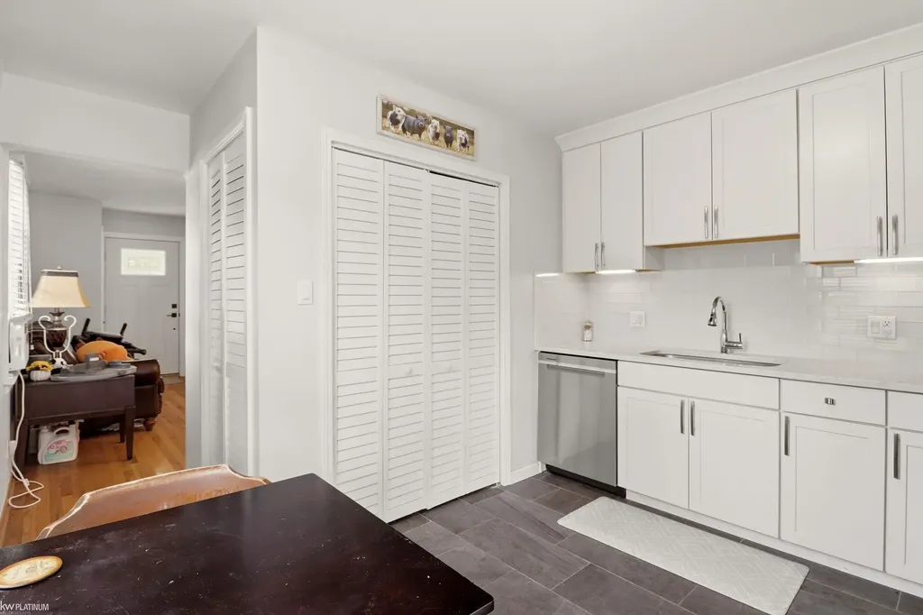 2223 Ridgemont Street Grosse Pointe Woods City MI 48236