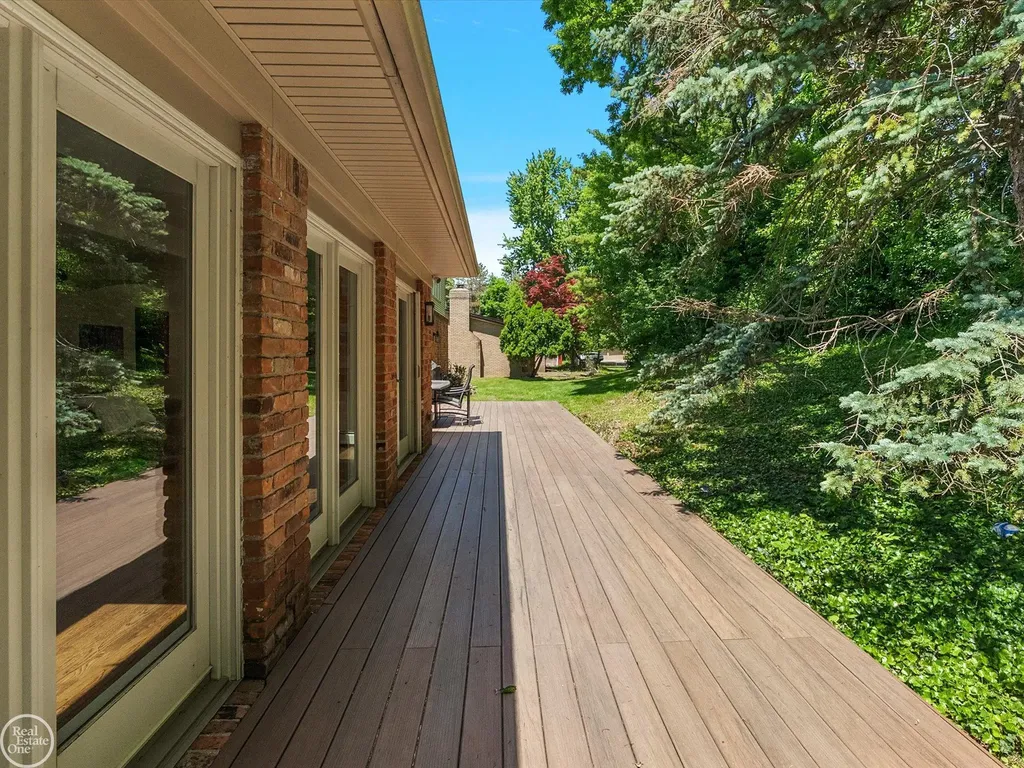 4547 Valleyview Drive West Bloomfield Charter Township MI 48323