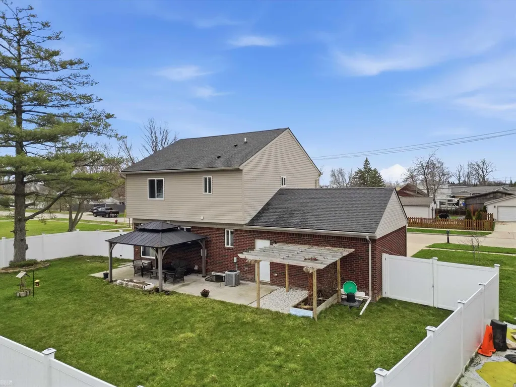 506 W Woodside Avenue Madison Heights City MI 48071