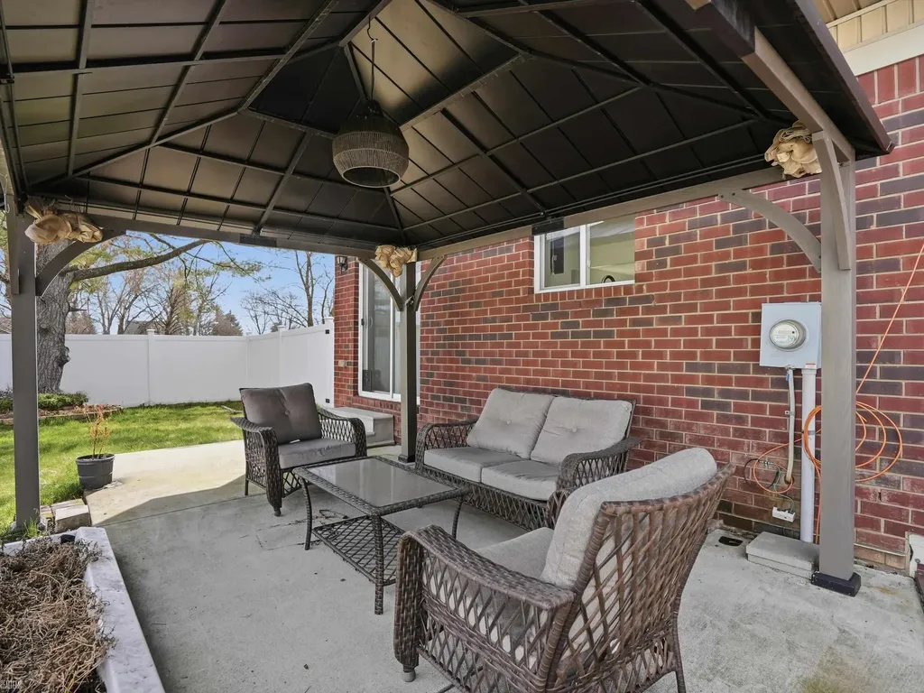 506 W Woodside Avenue Madison Heights City MI 48071