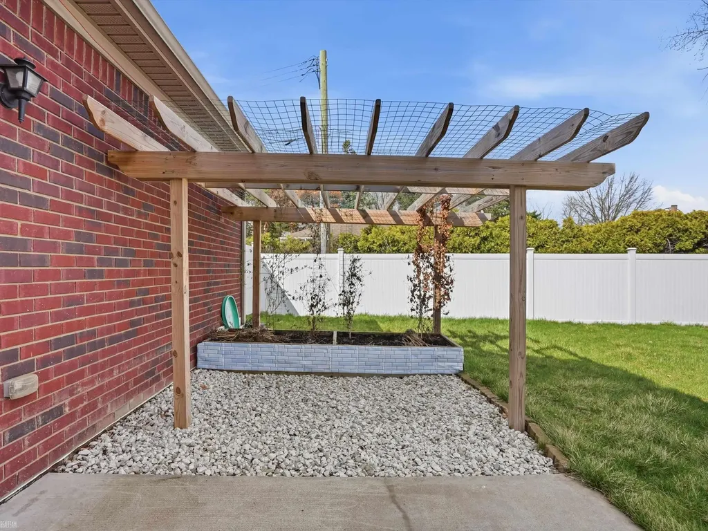 506 W Woodside Avenue Madison Heights City MI 48071