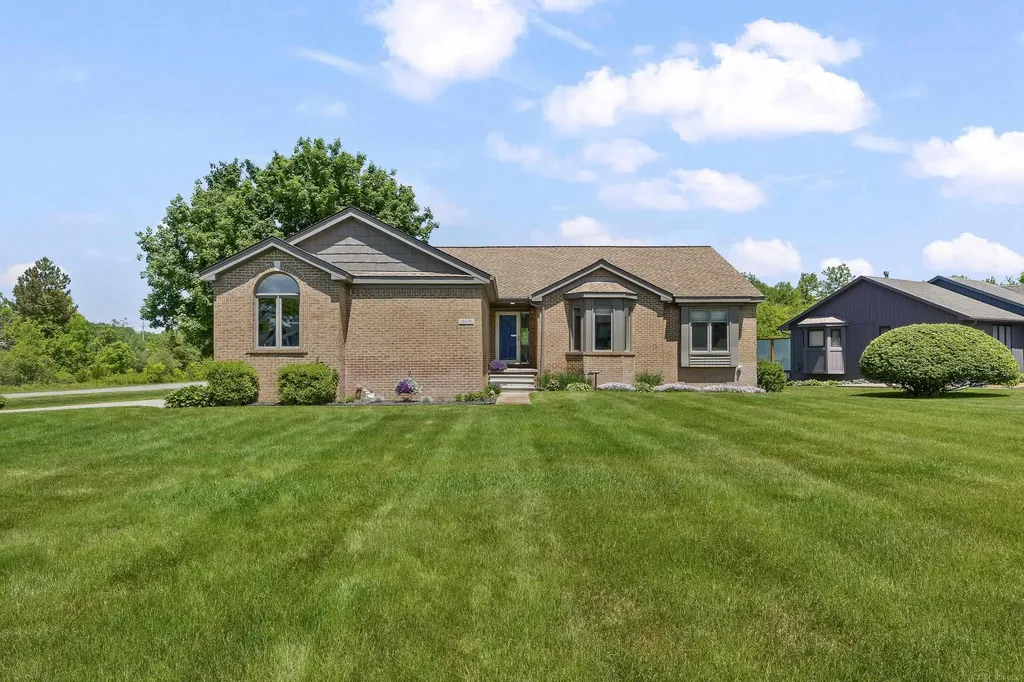 10690 Oxbow Heights Drive White Lake Charter Township MI 48386
