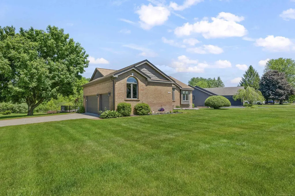 10690 Oxbow Heights Drive White Lake Charter Township MI 48386