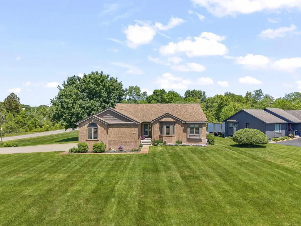 10690 Oxbow Heights Drive White Lake Charter Township MI 48386