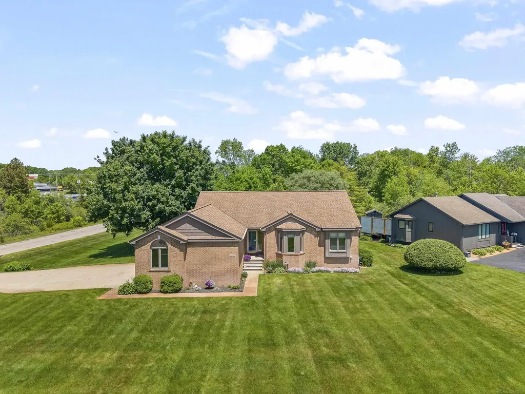 10690 Oxbow Heights Drive White Lake Charter Township MI 48386
