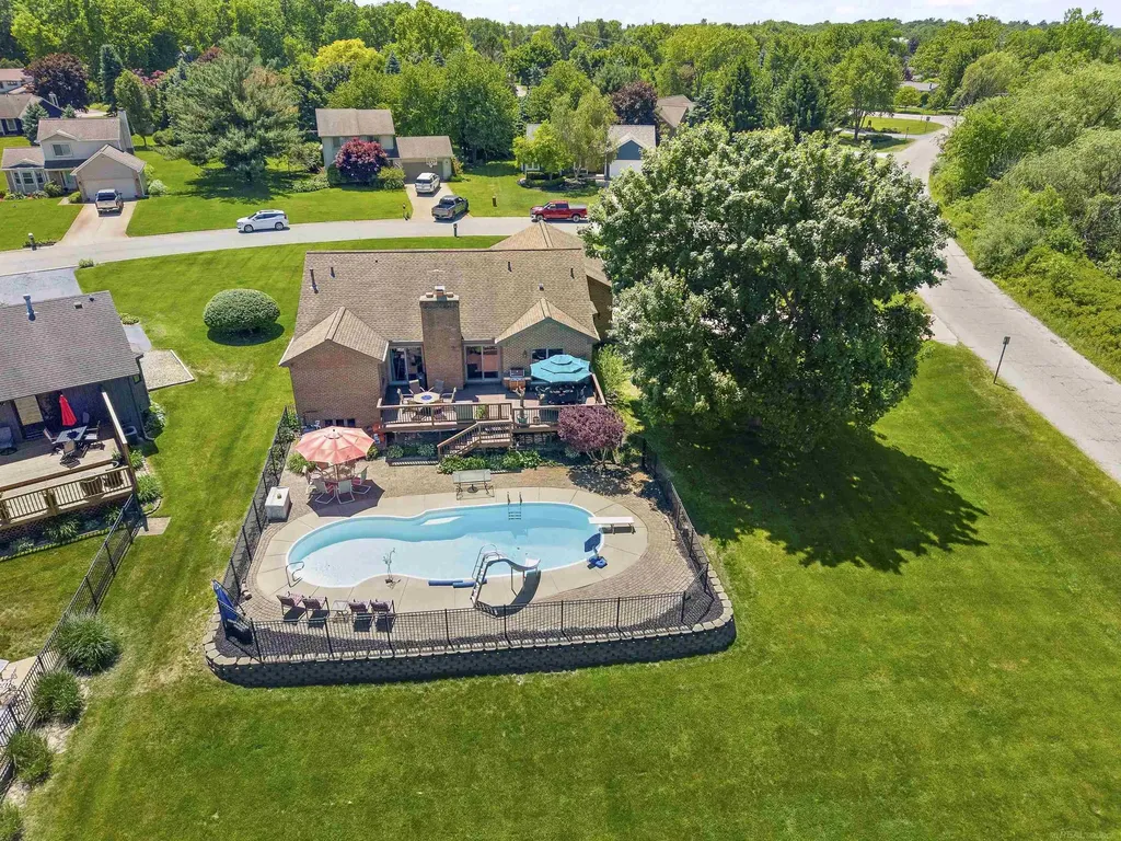 10690 Oxbow Heights Drive White Lake Charter Township MI 48386