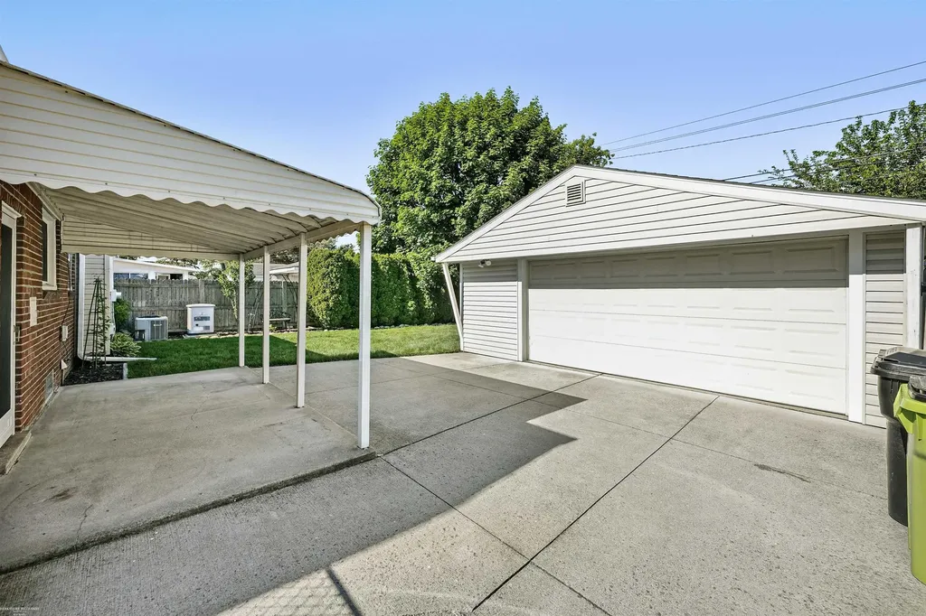 28627 Bohn Street Roseville City MI 48066