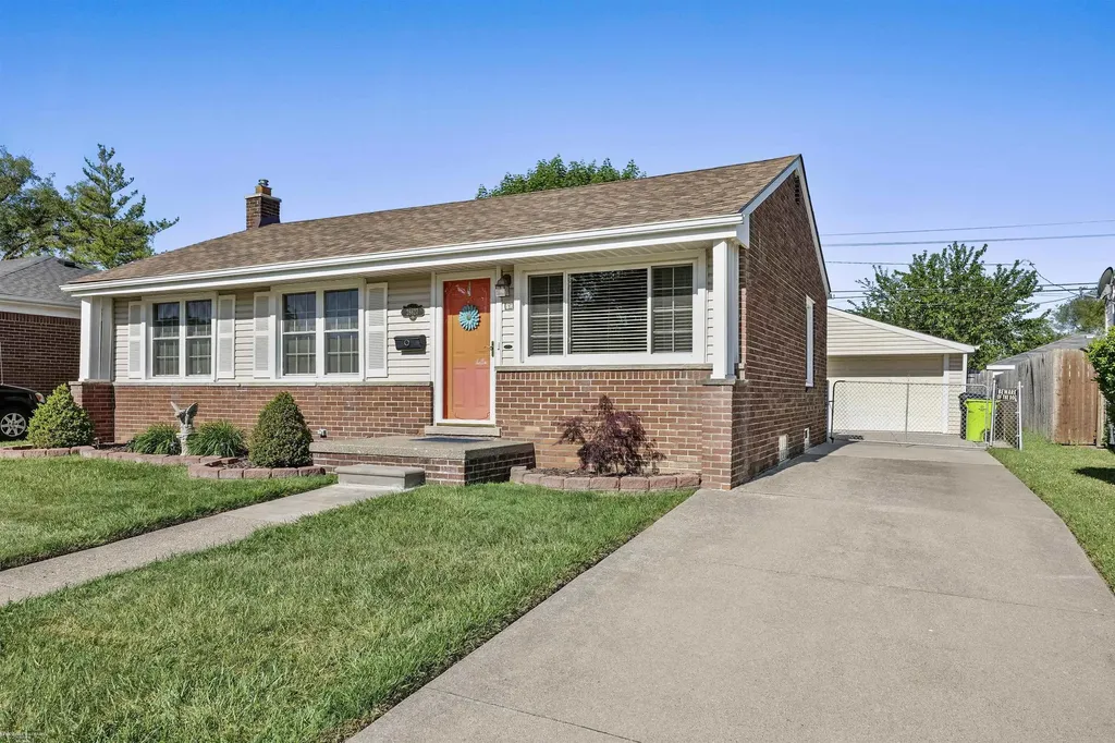 28627 Bohn Street Roseville City MI 48066