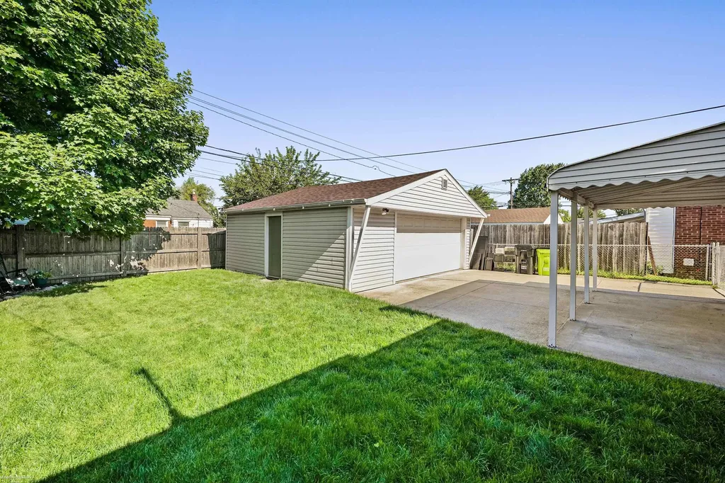 28627 Bohn Street Roseville City MI 48066