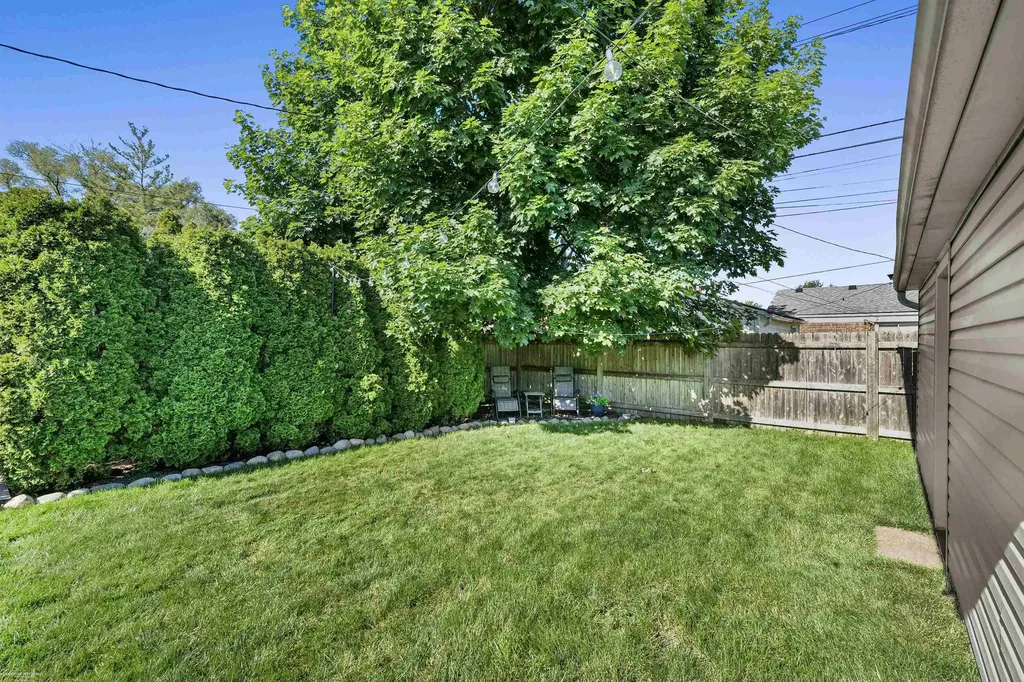 28627 Bohn Street Roseville City MI 48066