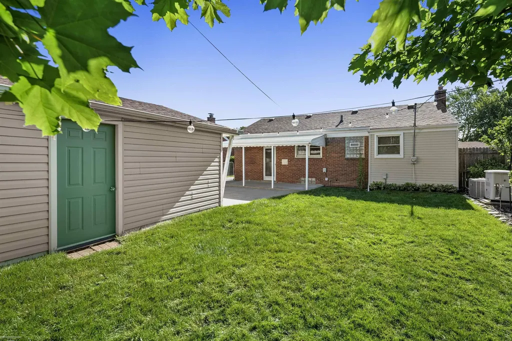 28627 Bohn Street Roseville City MI 48066