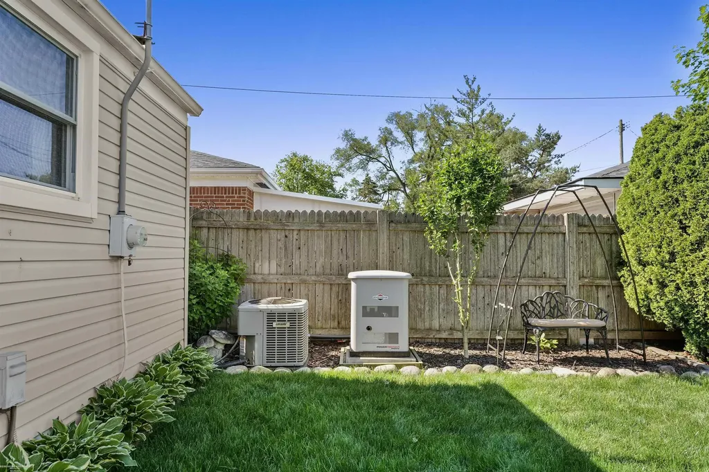 28627 Bohn Street Roseville City MI 48066