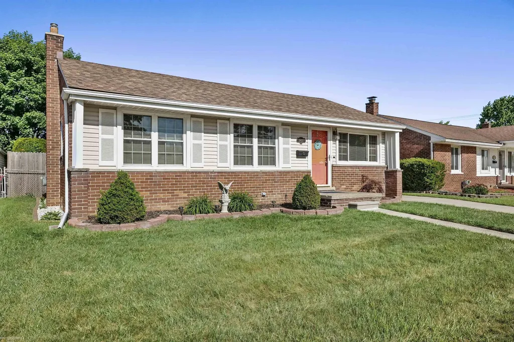 28627 Bohn Street Roseville City MI 48066