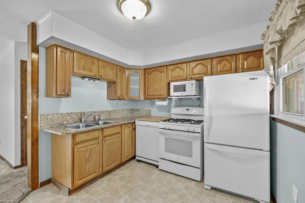 28627 Bohn Street Roseville City MI 48066