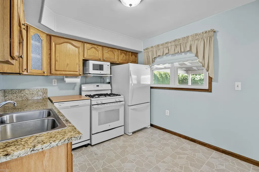28627 Bohn Street Roseville City MI 48066