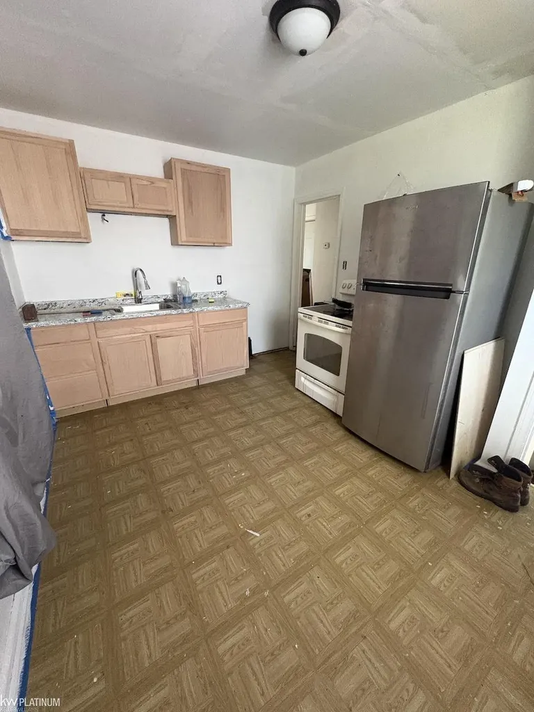 19671 Hoover Street Detroit City MI 48205