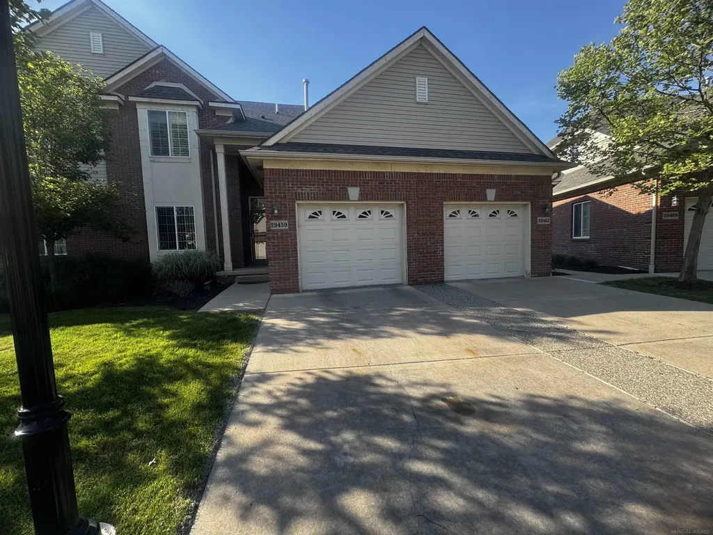 29459 Woodpark Circle Warren City MI 48092