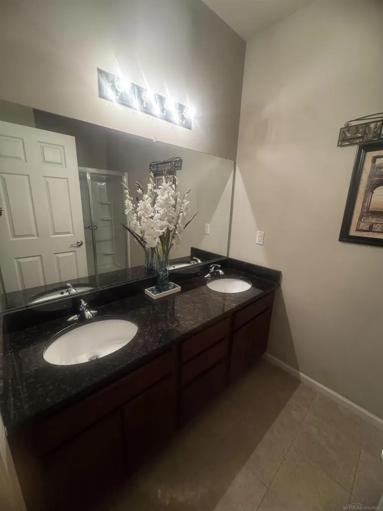29459 Woodpark Circle Warren City MI 48092